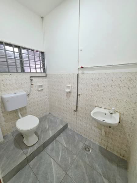 1-storey Terraced House for Sale in Taman Puteri Wangsa (Ulu Tiram) - Loong Hing Liong - Bathroom - PropertyGuru.com.my