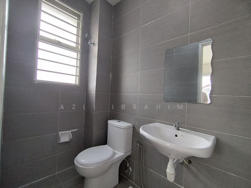 2-storey Terraced House for Sale in Taman Dato Demang (Seri Kembangan) - Azli Ibrahim - Bathroom - PropertyGuru.com.my