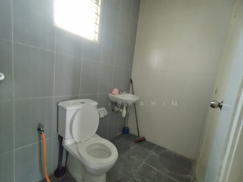 2-storey Terraced House for Sale in Taman Dato Demang (Seri Kembangan) - Azli Ibrahim - Bathroom - PropertyGuru.com.my