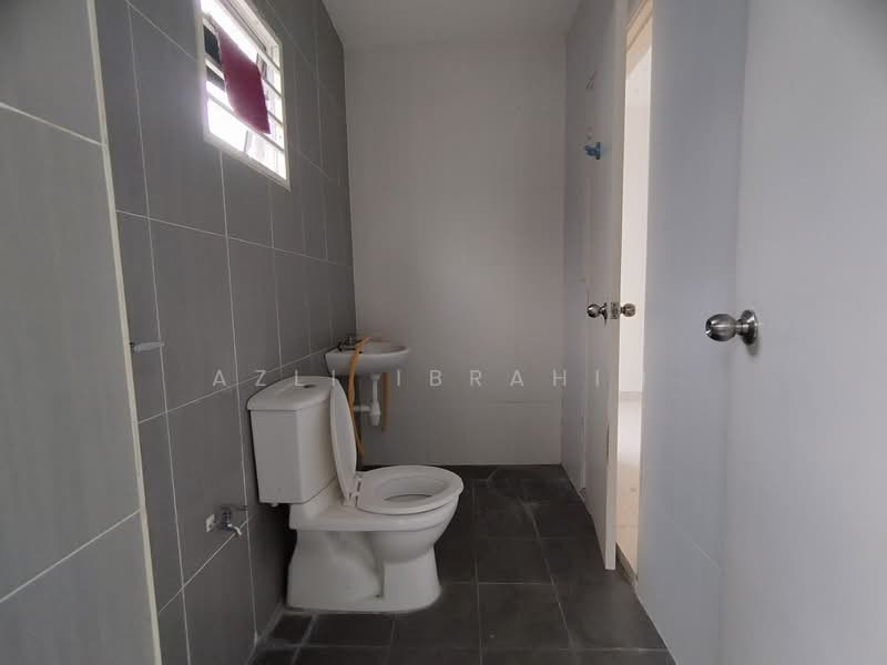 2-storey Terraced House for Sale in Taman Dato Demang (Seri Kembangan) - Azli Ibrahim - Bathroom - PropertyGuru.com.my