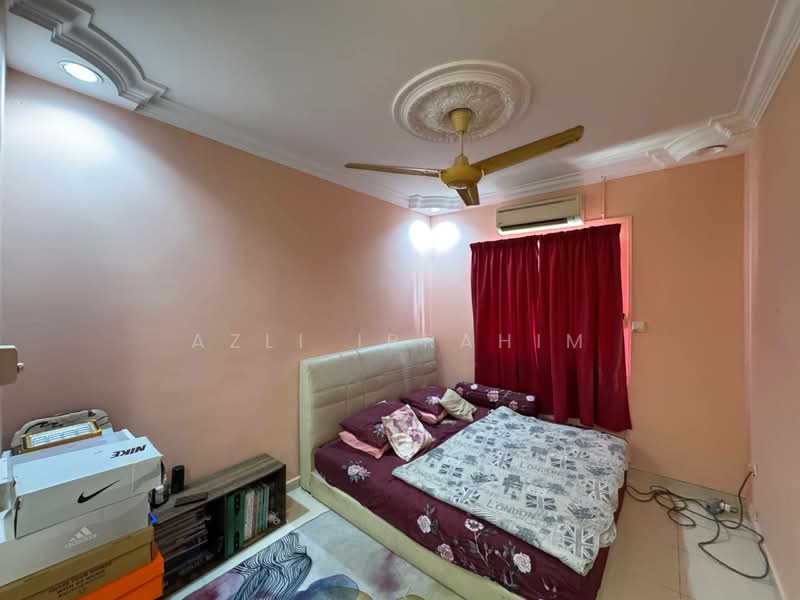 2-storey Terraced House for Sale in Taman Equine (Seri Kembangan) - Azli Ibrahim - Bedroom - PropertyGuru.com.my