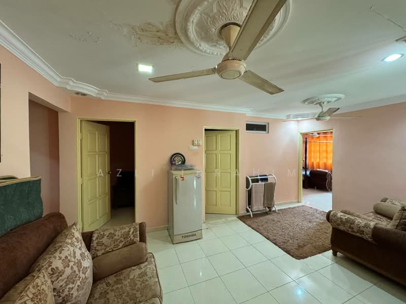 2-storey Terraced House for Sale in Taman Equine (Seri Kembangan) - Azli Ibrahim - Living Room - PropertyGuru.com.my