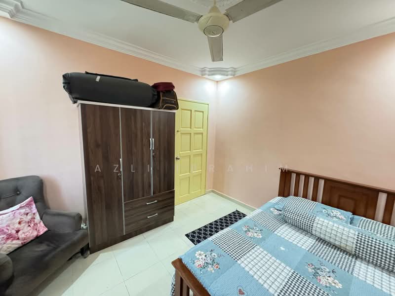 2-storey Terraced House for Sale in Taman Equine (Seri Kembangan) - Azli Ibrahim - Bedroom - PropertyGuru.com.my