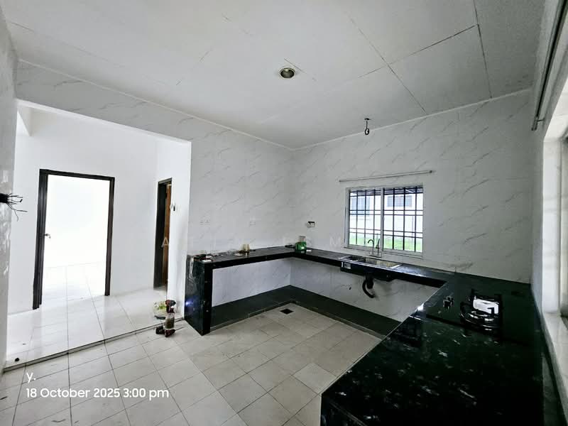 Bungalow for Sale in Bandar Putra Permai (Seri Kembangan) - Fatin Ismail - Kitchen - PropertyGuru.com.my
