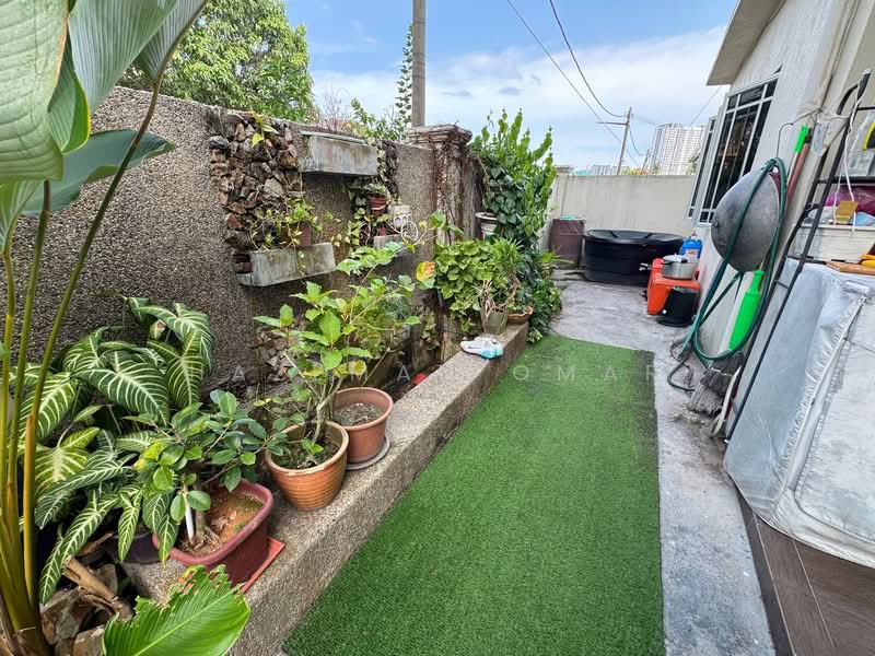 2-storey Terraced House for Sale in Seri Kembangan (Selangor) - Hazeman Omar - Garden - PropertyGuru.com.my