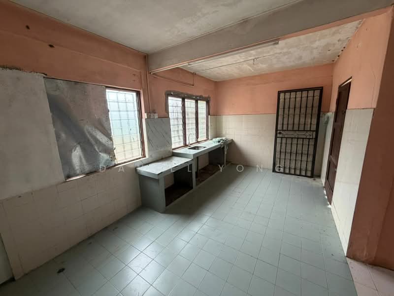 2-storey Terraced House for Sale in Taman Kluang (Kluang) - Daniel Yong - Kitchen - PropertyGuru.com.my