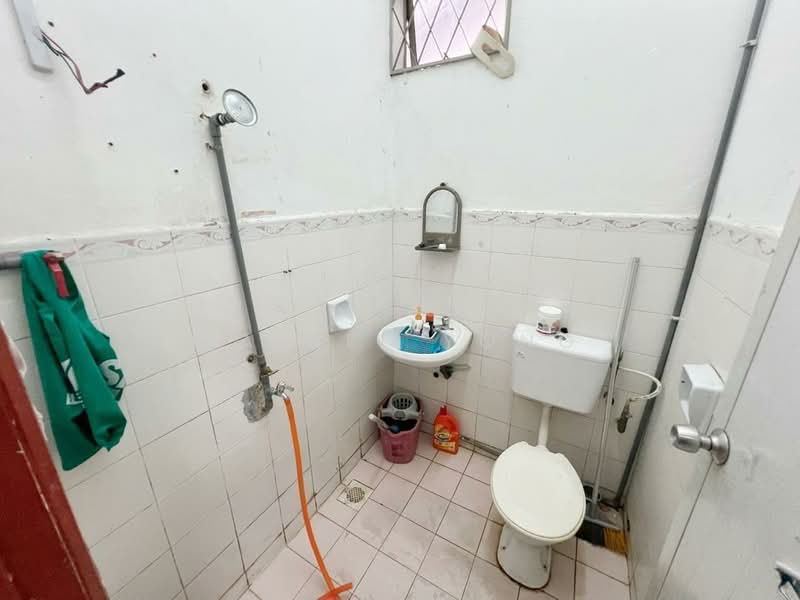 1-storey Terraced House for Sale in Senai (Kulai) - Daniel Yong - Bathroom - PropertyGuru.com.my