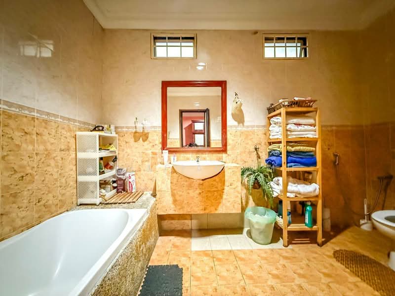 Rumah Berkembar untuk Dijual di Ukay Perdana (Ulu Kelang) - Norafian SMH - Bathroom - PropertyGuru.com.my