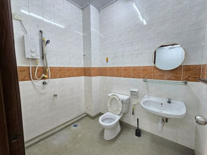 2-storey Terraced House for Rent in Bandar Baru Permas Jaya (Permas Jaya) - Nicholas Low - Bathroom - PropertyGuru.com.my