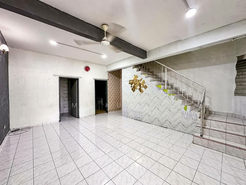 2-storey Terraced House for Sale in Taman Bukit Mewah (Kajang) - Zarema Kulbuzheva - Living Room - PropertyGuru.com.my