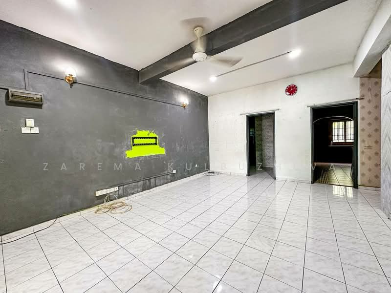 2-storey Terraced House for Sale in Taman Bukit Mewah (Kajang) - Zarema Kulbuzheva - Living Room - PropertyGuru.com.my