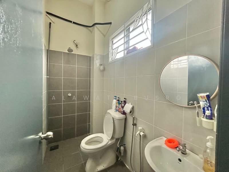 Semi-Detached House for Sale in Telok Panglima Garang (Jenjarom) - Salawati Busro - Bathroom - PropertyGuru.com.my