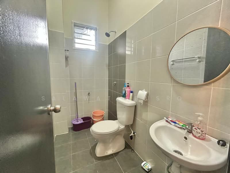 Semi-Detached House for Sale in Telok Panglima Garang (Jenjarom) - Salawati Busro - Bathroom - PropertyGuru.com.my