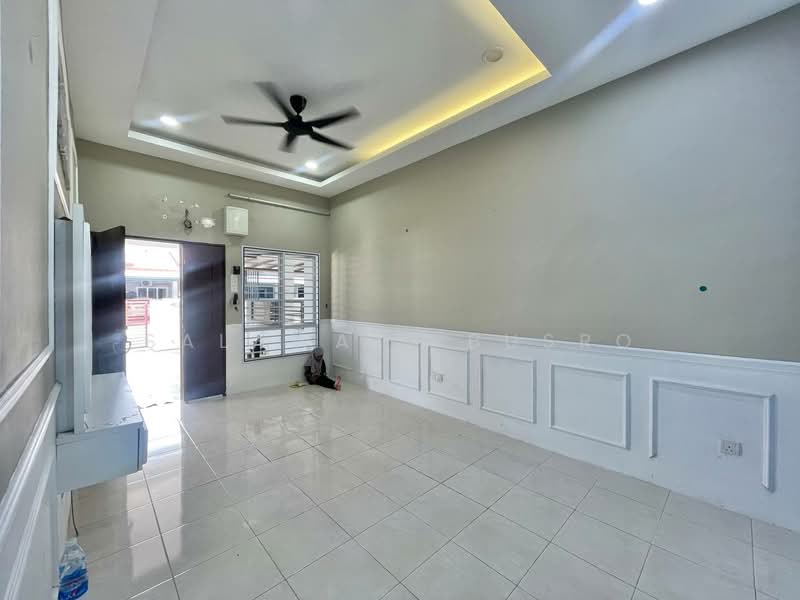 Semi D Single Storey Jalan Lombong Seksyen 29 Shah Alam untuk Untuk Dijual - RM 490,000, Mac 2026 - Living Room - PropertyGuru.com.my
