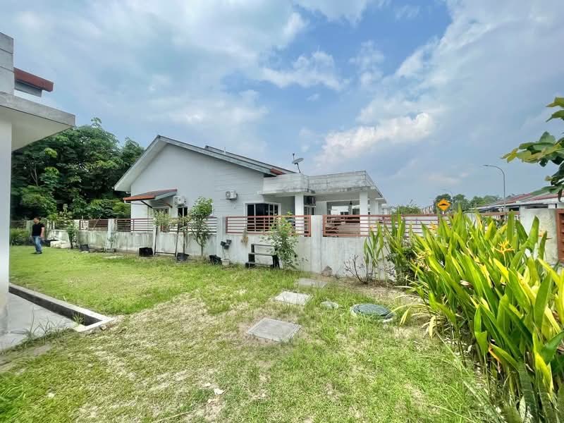 Semi D Single Storey Jalan Lombong Seksyen 29 Shah Alam untuk Untuk Dijual - RM 490,000, Mac 2026 - Exterior - PropertyGuru.com.my