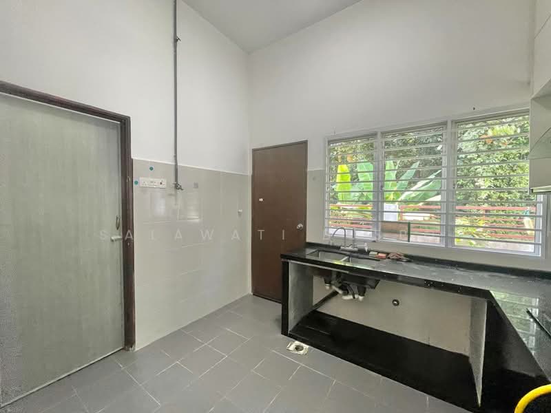 Semi D Single Storey Jalan Lombong Seksyen 29 Shah Alam untuk Untuk Dijual - RM 490,000, Mac 2026 - Kitchen - PropertyGuru.com.my