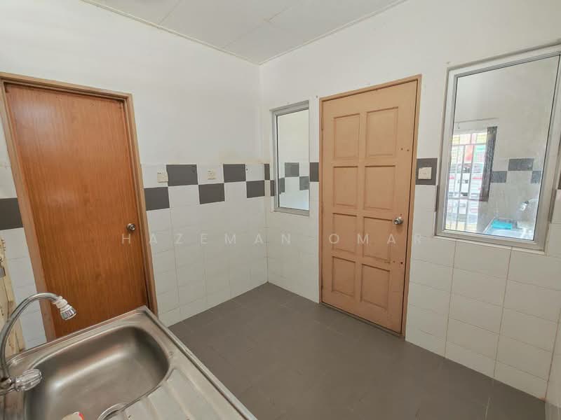2-storey Terraced House for Sale in Saujana Utama (Selangor) - Hazeman Omar - Kitchen - PropertyGuru.com.my