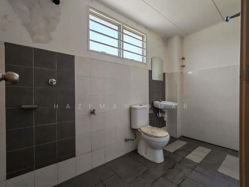 2-storey Terraced House for Sale in Saujana Utama (Selangor) - Hazeman Omar - Bathroom - PropertyGuru.com.my