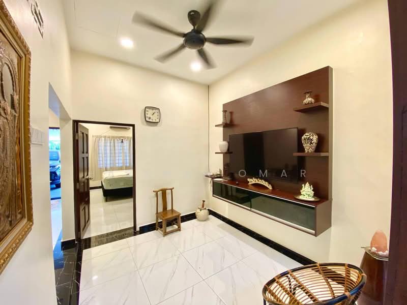 [20x80 - Fully Renovated] 1-Storey Jalan Loyang Taman Melawis, Klang untuk Untuk Dijual - RM 519,000, Mac 2026 - Living Room - PropertyGuru.com.my