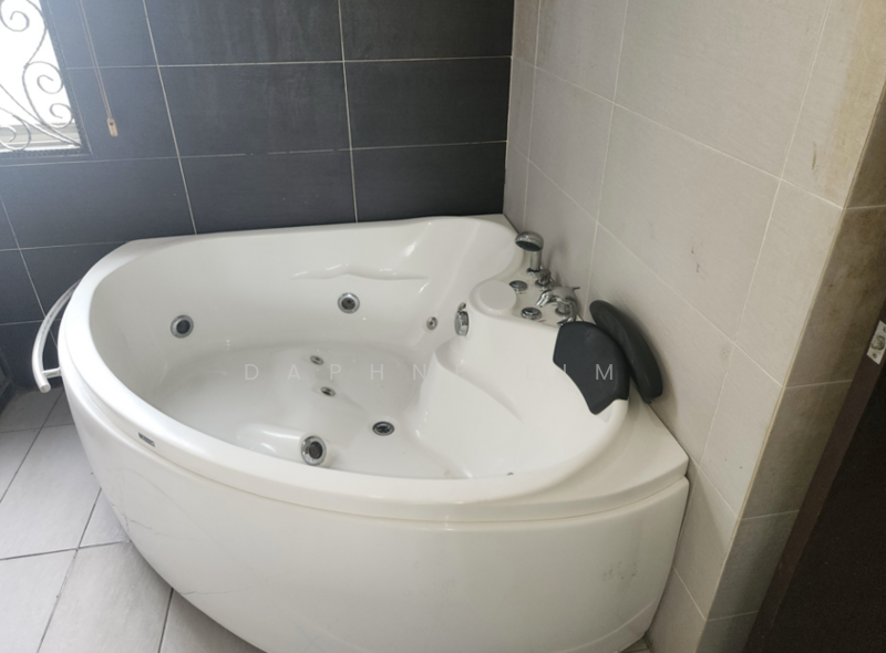 Bungalow for Sale in Taman Yarl (Jalan Klang Lama (Old Klang Road)) - Daphne Lim - Bathroom - PropertyGuru.com.my