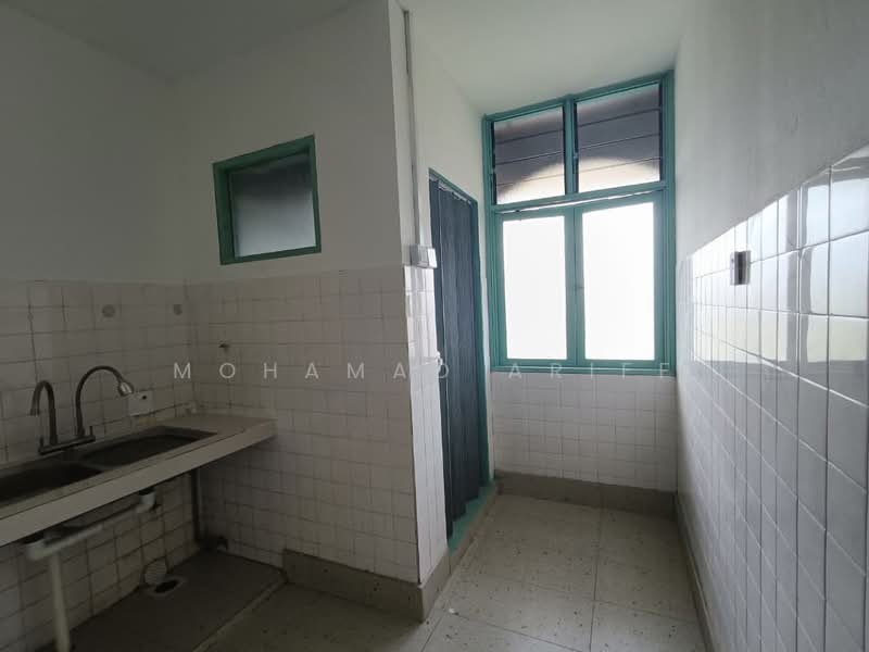 Flat PKNS Seksyen 8 untuk Untuk Disewa - RM 900 /bulan, Feb 2026 - Kitchen - PropertyGuru.com.my