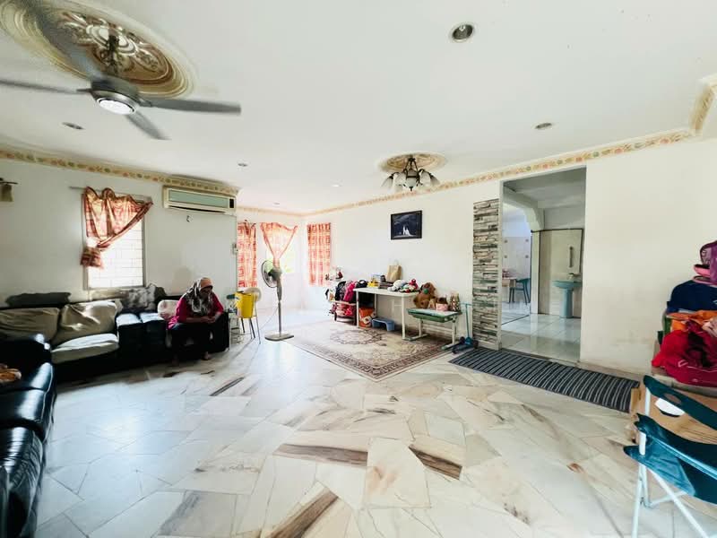 2-storey Terraced House for Sale in Seksyen 27 (Shah Alam) - Lukman Hakim - Living Room - PropertyGuru.com.my