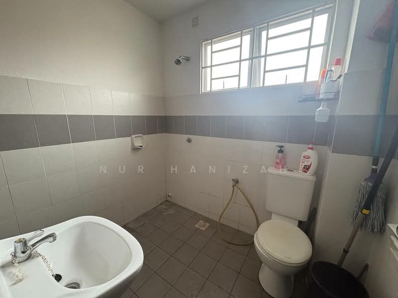 2-storey Terraced House for Sale in Bandar Puncak Alam (Puncak Alam) - Nur Hanizah - Bathroom - PropertyGuru.com.my