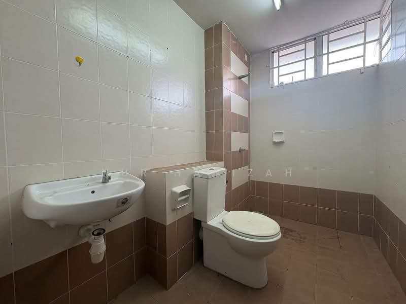 2-storey Terraced House for Sale in Bandar Puncak Alam (Puncak Alam) - Nur Hanizah - Bathroom - PropertyGuru.com.my