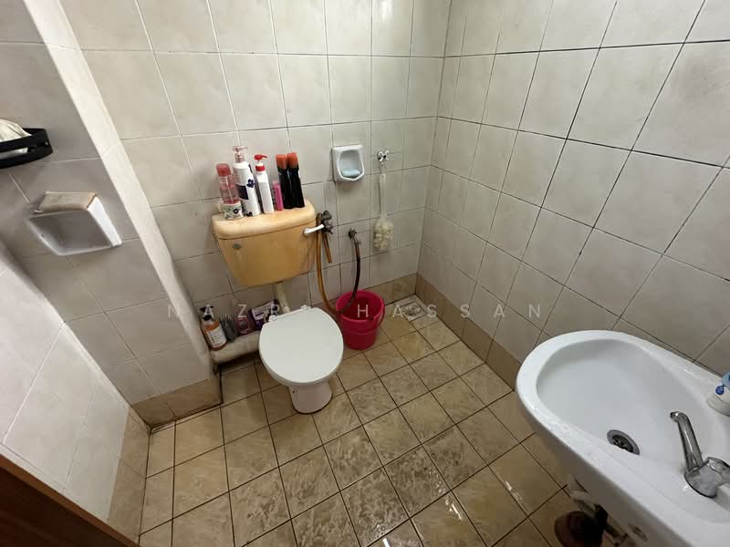 Apartment for Sale at Pangsapuri Flora III - Nazri Hassan - Bathroom - PropertyGuru.com.my
