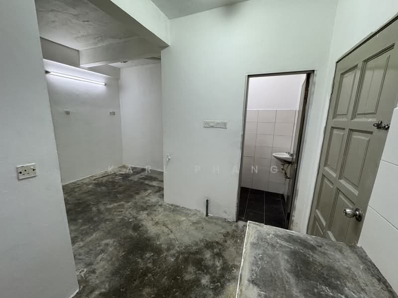 2 Storey Terrace at Lorong Kapar Setia 38 untuk Untuk Dijual - RM 450,000, Mac 2026 - Kitchen - PropertyGuru.com.my