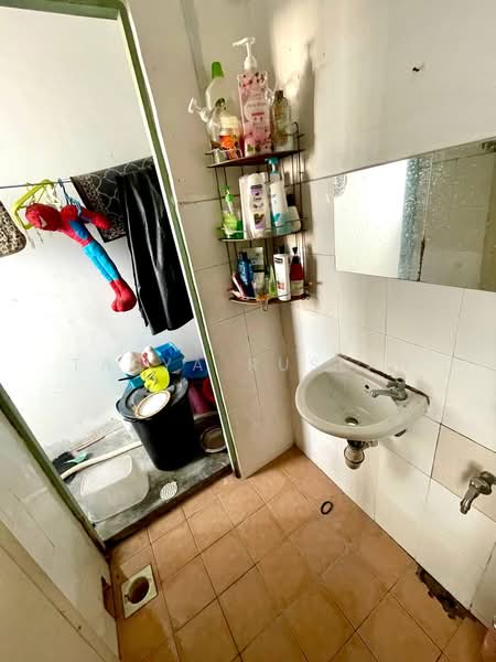 Flat for Sale at Desa Mentari PJS 2 - Tasya Ruslan - Bathroom - PropertyGuru.com.my