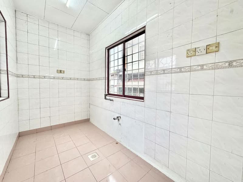 Freehold corner lot terrace SS19 Subang Jaya untuk Untuk Dijual - RM 770,000, Feb 2026 - Kitchen - PropertyGuru.com.my