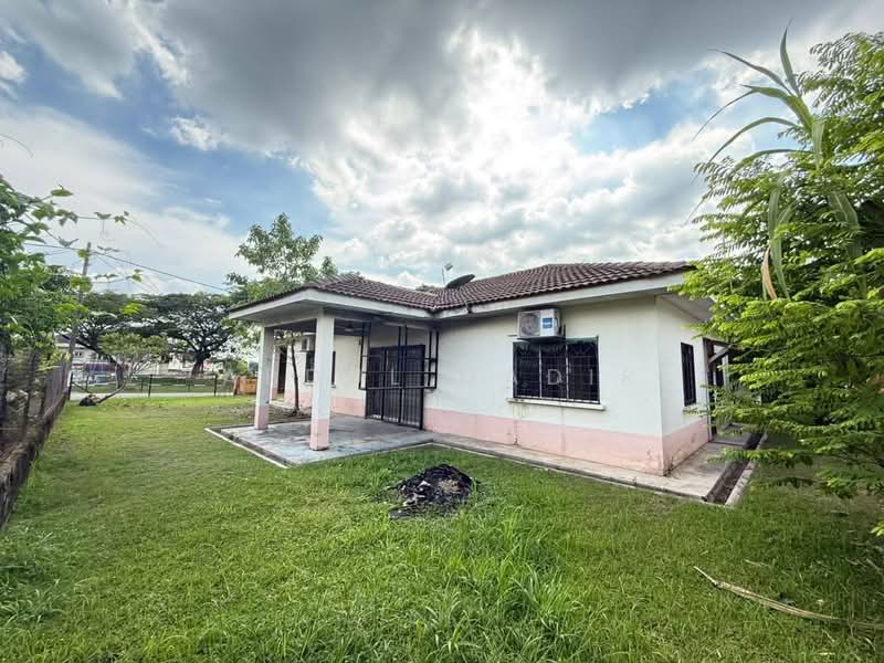 Bungalow for Sale in Bandar Putra Permai (Seri Kembangan) - Abdul Qadir - PropertyGuru.com.my