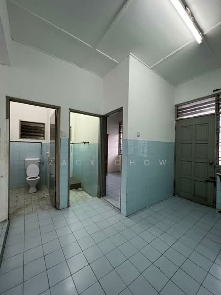 1-storey Terraced House for Sale in Taman Johor Jaya (Johor Bahru) - Zack Chow - Bathroom - PropertyGuru.com.my