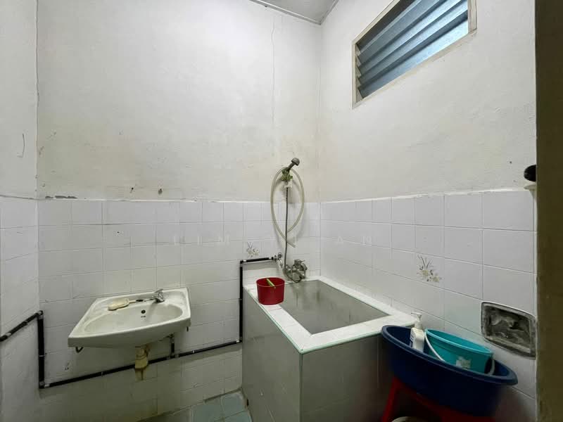 Semi-Detached House for Sale in Kampung Pantai Jerjak (Gelugor) - Lim Yi An - Bathroom - PropertyGuru.com.my