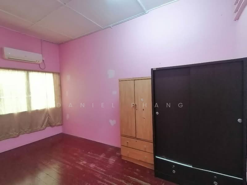 Jelutong 2 storey Shop or Office use at Jalan Free School untuk Untuk Disewa - RM 3,200 /bulan, Feb 2026 - Bedroom - PropertyGuru.com.my