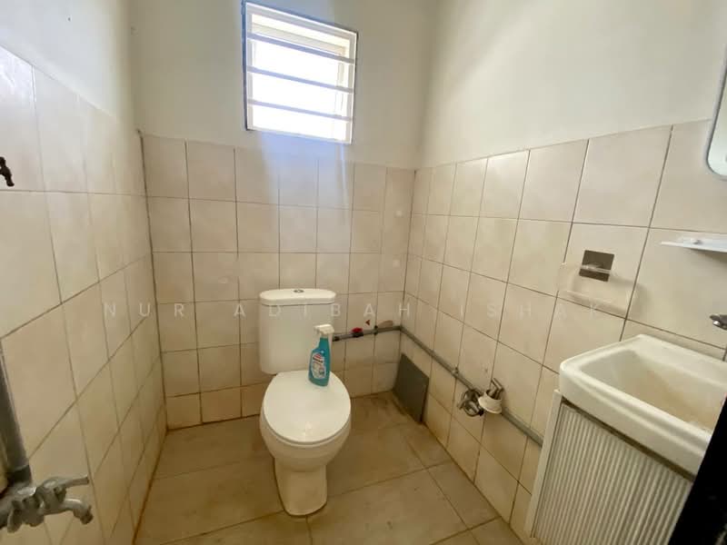 Bungalow with huge land Sungai Choh untuk Untuk Dijual - RM 438,000, Feb 2026 - Bathroom - PropertyGuru.com.my