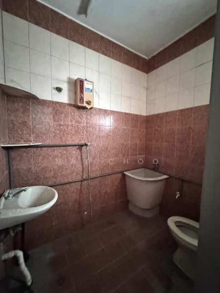 Taman perwira untuk Untuk Dijual - RM 400,000, Mac 2026 - Bathroom - PropertyGuru.com.my
