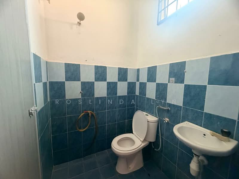 Taman Nusari Bayu 1, Bandar Seri Sendayan untuk Untuk Dijual - RM 290,000, Feb 2026 - Bathroom - PropertyGuru.com.my