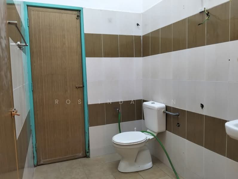 1-storey Terraced House for Sale in Port Dickson (Negeri Sembilan) - Roslinda Lyn - Bathroom - PropertyGuru.com.my