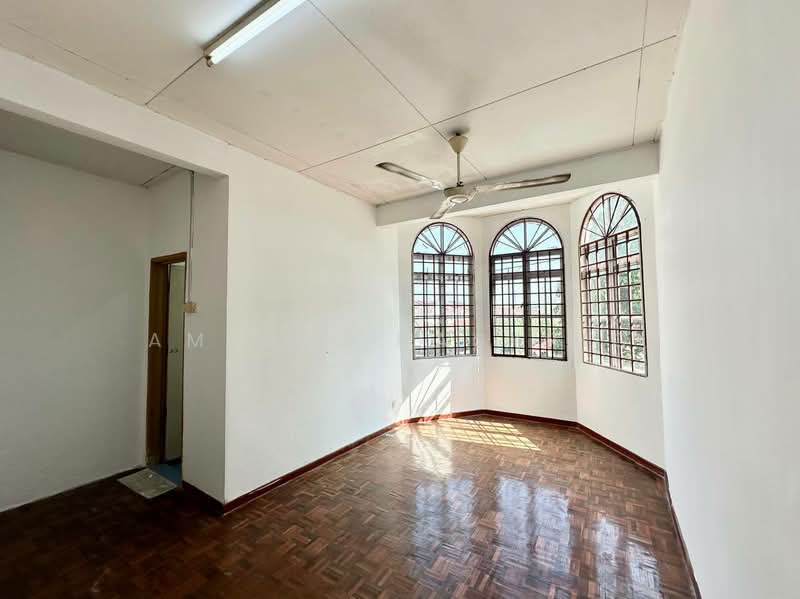 2-storey Terraced House for Sale in Puncak Alam (Selangor) - Amirul Nasyriq - Living Room - PropertyGuru.com.my