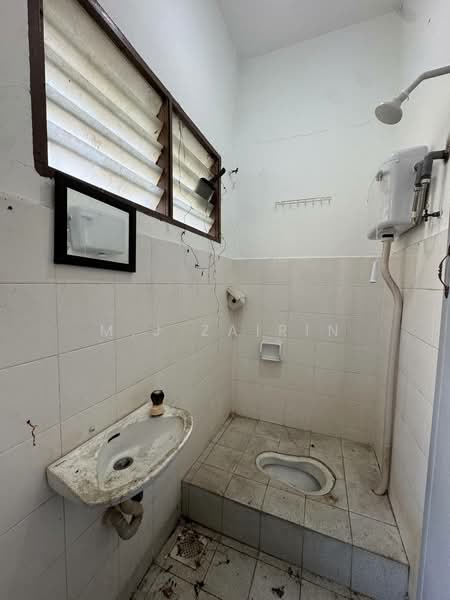 2-storey Terraced House for Sale in Taman Mega Jaya (Ampang) - M.J Zairin - Bathroom - PropertyGuru.com.my