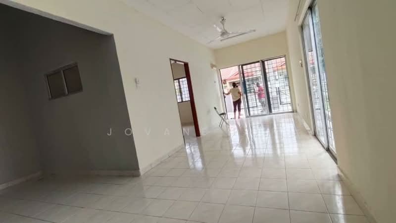 1-storey Terraced House for Rent in Bandar Putra Permai (Seri Kembangan) - Jovane Por - Living Room - PropertyGuru.com.my