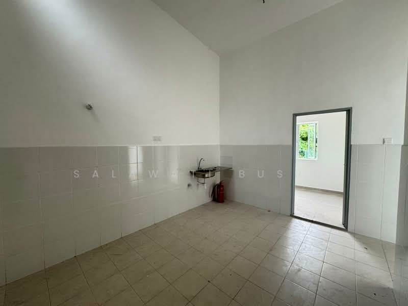 RUMAH BARU SIAP FREEHOLD Single Storey Terrace Jalan Kebun Seksyen 30 Shah Alam untuk Untuk Dijual - RM 480,000, Feb 2026 - Kitchen - PropertyGuru.com.my