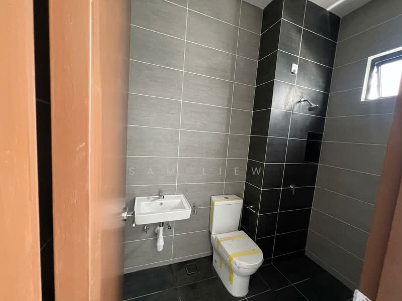 2-storey Terraced House for Rent in Taman Mount Austin (Tebrau) - Sam Liew - Bathroom - PropertyGuru.com.my