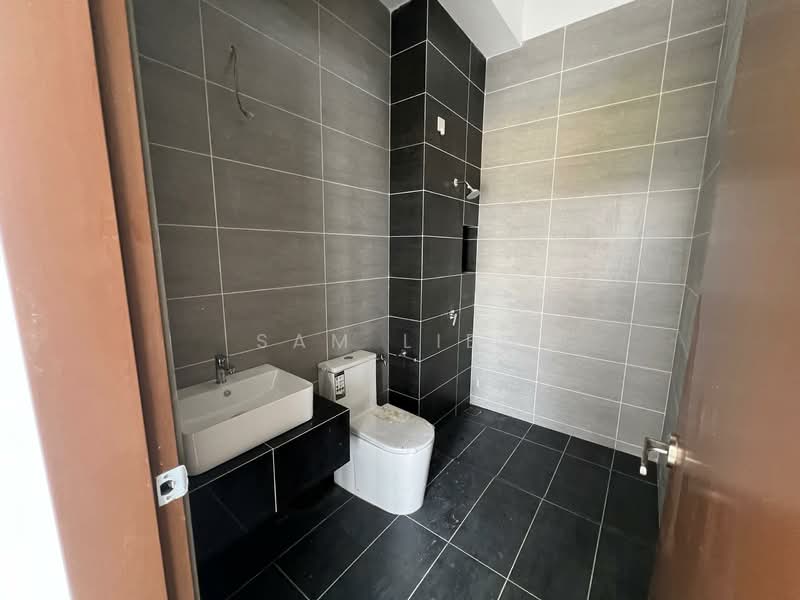 2-storey Terraced House for Rent in Taman Mount Austin (Tebrau) - Sam Liew - Bathroom - PropertyGuru.com.my
