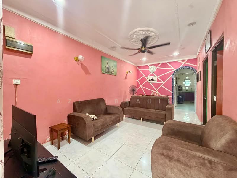 1-storey Terraced House for Sale in Puchong (Selangor) - Azli Ibrahim - Living Room - PropertyGuru.com.my
