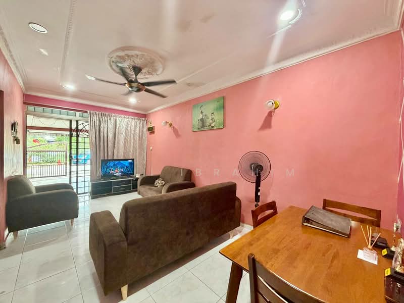 1-storey Terraced House for Sale in Puchong (Selangor) - Azli Ibrahim - Living Room - PropertyGuru.com.my