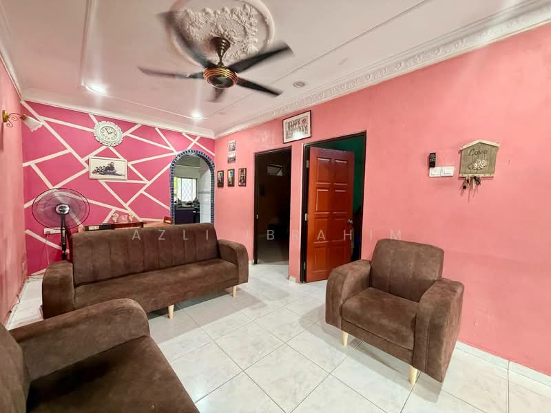 1-storey Terraced House for Sale in Puchong (Selangor) - Azli Ibrahim - Living Room - PropertyGuru.com.my
