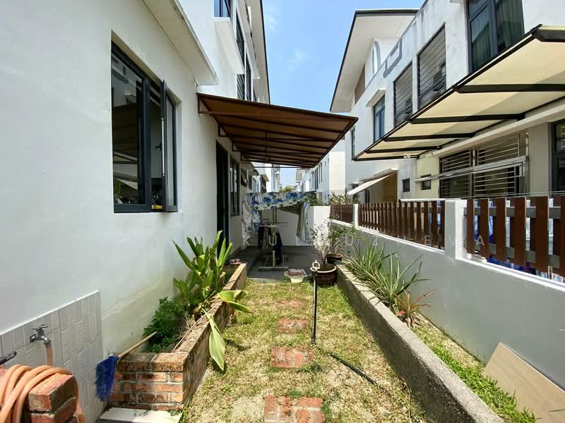 Semi-Detached House for Sale in Seri Kembangan (Selangor) - Zarema Kulbuzheva - Exterior - PropertyGuru.com.my